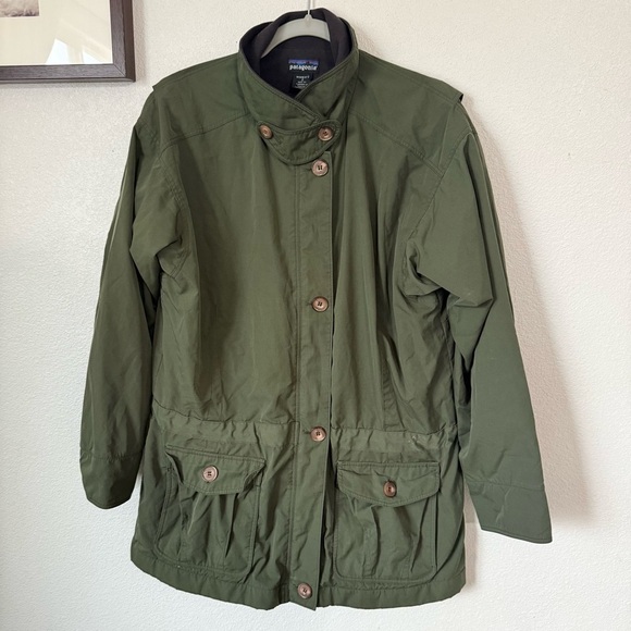 Patagonia Jackets & Blazers - Patagonia field jacket in green with a fleece lining size: small